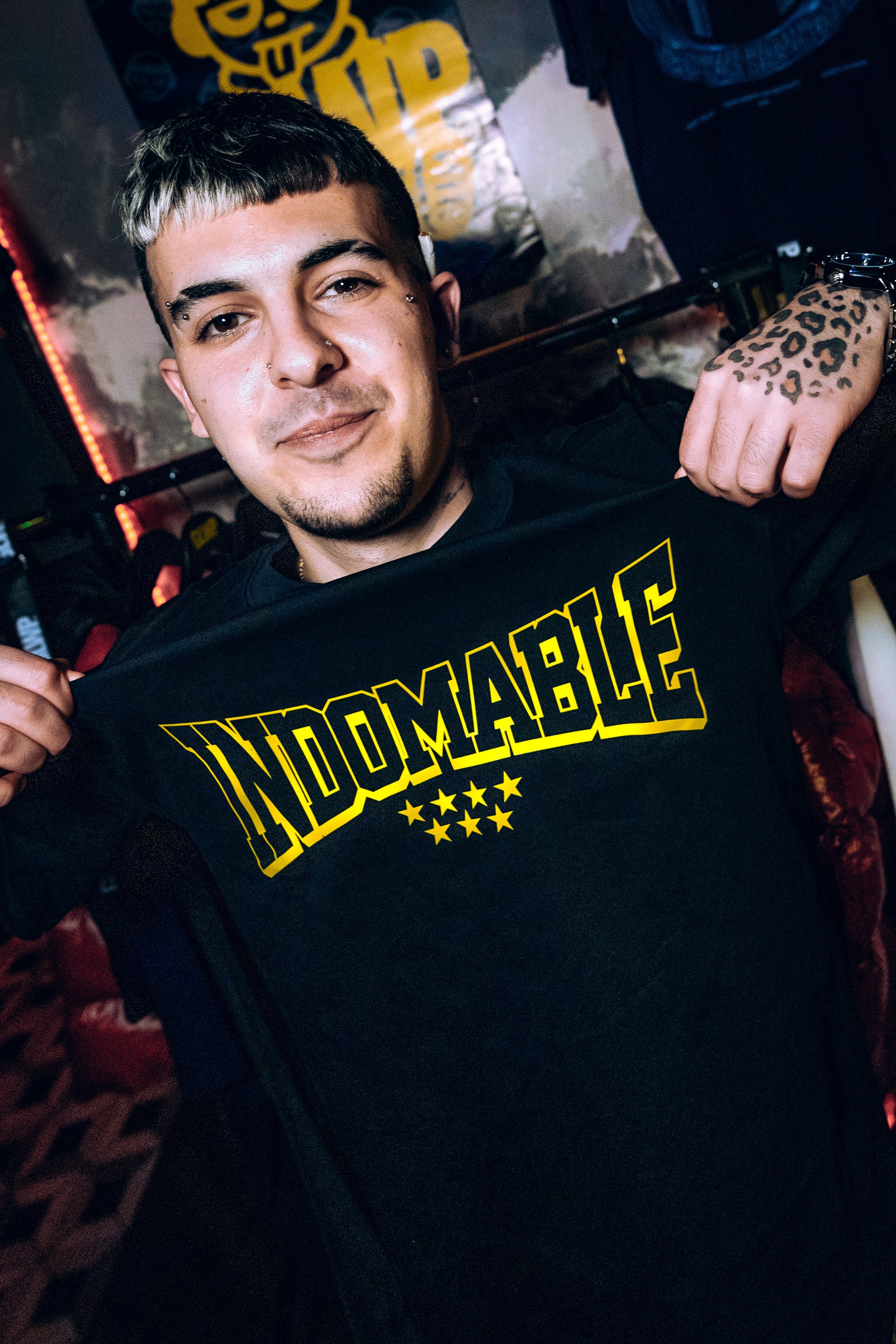 CAMISETA INDOMABLE NEGRA